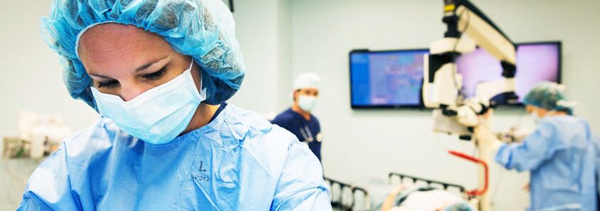 Chirurgen déi Plastesch Chirurgie fir Brustvergréisserung maachen