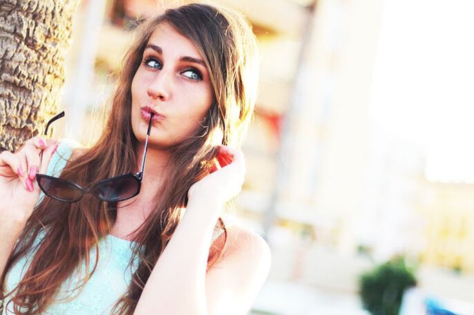 E Meedchen denkt drun, ob si Plastesch Chirurgie fir Broschtvergréisserung sollt maachen.