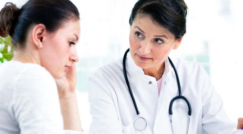 En Dokter beréit engem Patient iwwer Indikatiounen fir eng Augmentatioun mammoplasty.