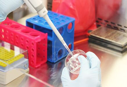 Untersuchung vun den Tester vum Patient ier Dir eng Augmentatioun mammoplasty mécht